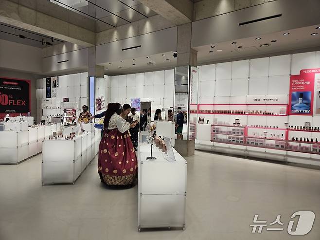 와이레스 북촌 플래그십스토어 내부 모습.ⓒ 뉴스1/김진희 기자