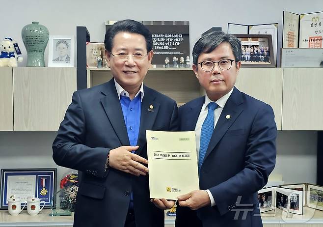 김영록 전라남도지사가 7일 서울 국회에서 안도걸 더불어민주당 의원과 면담을 갖고 ‘전남 미래발전 10대 핵심과제’등 도 현안 해결을 위한 건의 및 협조를 요청하고 있다.(전남도 제공. 재판매 및 DB금지) 2025.5.7/뉴스1