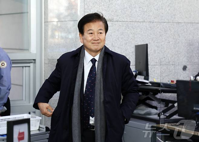 더불어민주당 정동영(전북 전주시병) 의원이 15일 전북자치도 전주시 전주지법에서 재판을 받기 위해 법정으로 향하고 있다. (전북사진기자단 공동취재) 2025.1.15/뉴스1 ⓒ News1 유경석 기자