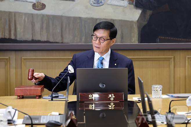 이창용 한국은행 총재가 지난달 17일 금융통화위원회에서 의사봉을 두드리고 있다. (자료사진) /뉴스1