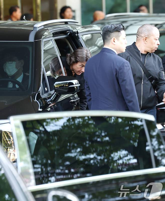 할리우드 배우 톰 크루즈가 '미션 임파서블: 파이널 레코닝' 홍보를 위해 7일 오후 서울김포비즈니스항공센터(SGBAC)를 통해 내한해 준비된 벤츠의 마이바흐 차량 대신 기아 카니발을 타고 있다. ⓒ News1 권현진 기자