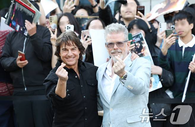 할리우드 배우 톰 크루즈와 크리스토퍼 맥쿼리 감독(오른쪽)이 '미션 임파서블: 파이널 레코닝' 홍보를 위해 7일 오후 서울김포비즈니스항공센터(SGBAC)를 통해 내한해 하트를 그리고 있다. ⓒ News1 권현진 기자