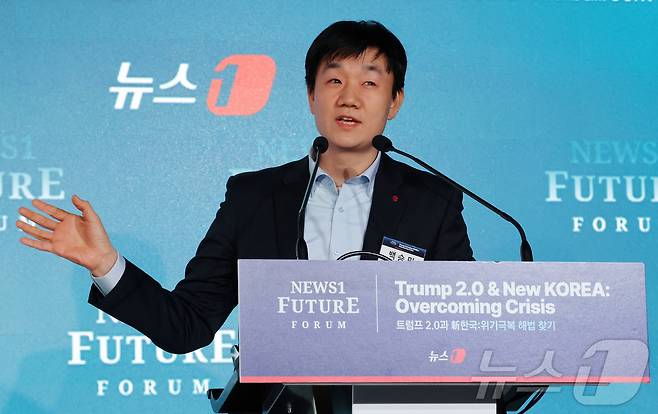 백승민 LG전자 로봇선행연구소장이 7일 서울 여의도 페어몬트 호텔에서 열린 뉴스1 미래포럼에서 ‘휴머노이드 로봇의 혁명:인간과 로봇의 공존 시대’를 주제로 발표를 하고 있다. ‘트럼프 2.0과 新한국:위기 극복 해법 찾기’를 주제로 열린 이번 포럼은 뉴스1 주최로 열렸다. 2025.5.7/뉴스1 ⓒ News1 박세연 기자