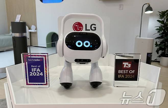 LG전자는 '이동형 AI홈 허브(코드명: Q9)'가 지난 6일부터 10일까지 독일 베를린에서 열린 유럽 최대 가전전시회 IFA 2024에서 해외 유력 매체들로부터 잇따라 최고 제품으로 선정됐다고 11일 밝혔다. 사진은 최고 제품으로 선정된 'LG전자 이동형 AI홈 허브'. (LG전자 제공) 2024.9.11/뉴스1