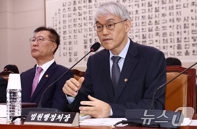 천대엽 법원행정처장이 2일 오후 서울 여의도 국회에서 열린 법제사법위원회 전체회의에서 의원 질의에 답변하고 있다. 왼쪽은 박성재 법무부 장관. 2025.5.2/뉴스1 ⓒ News1 김민지 기자