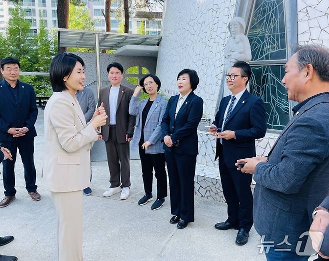 7일 오후 강릉 초당 성요셉 성당을 방문한 이재명 더불어민주당 대통령 후보 부인 김혜경 씨가 지역 민주당 인사들과 소통의 시간을 갖고 있다.(독자제공, 재판매 및 DB 금지) 2025.5.7/뉴스1