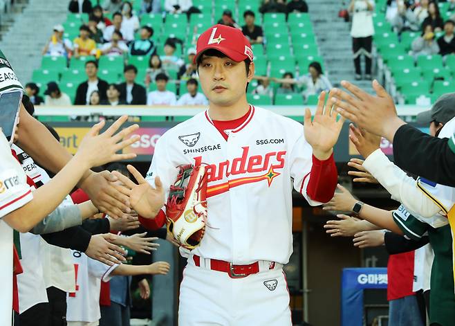 김성현이 묵묵히 SSG의 중심을 잡고 있다. 사진 | SSG 랜더스