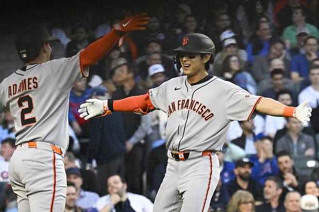 이정후가 7일(한국시간) 미국 일리노이주 시카고 리글리 필드에서 열린 2025 메이저리그(ML) 시카고 컵스전 홈런 후 윌리 아다메스와 세리머니하고 있다. 사진 | AFP 연합뉴스