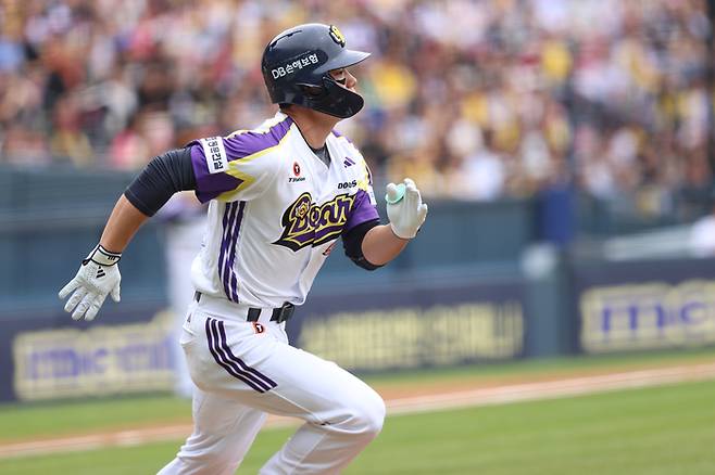 두산 오명진이 6일 서울 잠실구장에서 열린 2025 KBO리그 정규시즌 LG전에서 안타를 치고 출루하고 있다. 사진 | 두산 베어스