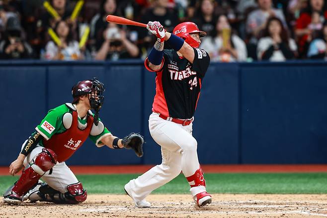 KIA 최형우가 7일 고척스카이돔에서 열린 2025 KBO리그 키움전에서 6회초 대타로 나서 2타점 3루타를 치고 있다. 사진 | KIA 타이거즈