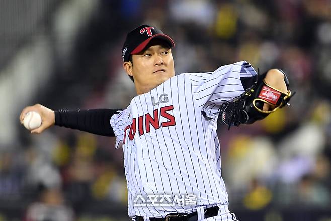 LG 김강률이 25일 잠실구장에서 열린 2025 KBO리그 한화와 경기 9회초 등판해 힘차게 공을 던지고 있다. 잠실 | 박진업 기자 upandup@sportsseoul.com