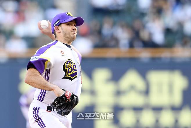 두산 잭로그가 7일 잠실구장에서 열린 2025 KBO리그 LG와 경기에 선발 등판해 힘차게 공을 던지고 있다. 잠실 | 박진업 기자 upandup@sportsseoul.com