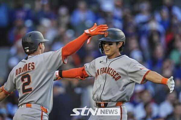 샌프란시스코 자이언츠의 이정후(오른쪽)가 6일(현지 시간) 미 일리노이주 시카고의 리글리 필드에서 열린 2025 메이저리그 시카고 컵스와의 경기 3회 초 2점 홈런을 친 후 홈에 들어와 윌리 아다메스와 환호하고 있다. 사진┃뉴시스/AP