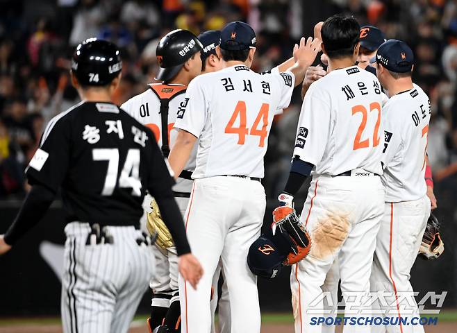 30일 대전한화생명볼파크에서 열린 LG와 한화의 경기, 한화가 5대2로 승리하며 4연승을 달렸다. 승리의 기쁨을 나누는 한화 선수들의 모습. 대전=허상욱 기자wook@sportschosun.com/2025.04.30/