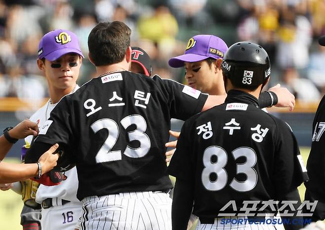 자신을 걱정해준 강승호에게 다가가 괜찮다는 제스처를 취한 오스틴.