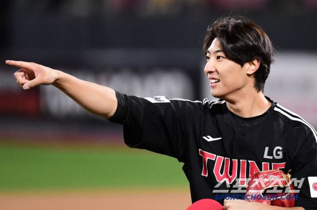 10일 수원 케이티위즈파크에서 열린 한국시리즈 3차전 KT와 LG의 경기. LG가 KT에 8대 7로 역전승을 거뒀다. 팀 승리를 지킨 이정용. 수원=송정헌 기자 songs@sportschosun.com/2023.11.10/