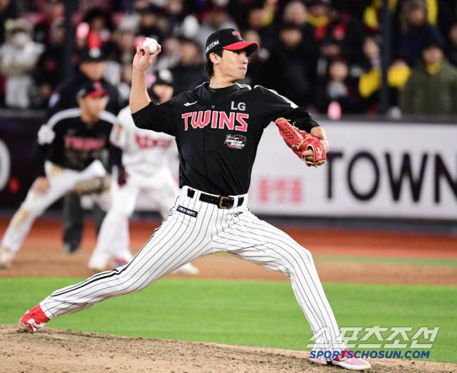 10일 수원 케이티위즈파크에서 열린 한국시리즈 3차전 KT와 LG의 경기. LG가 KT에 8대 7로 역전승을 거뒀다. 투구하고 있는 이정용. 수원=송정헌 기자 songs@sportschosun.com/2023.11.10/