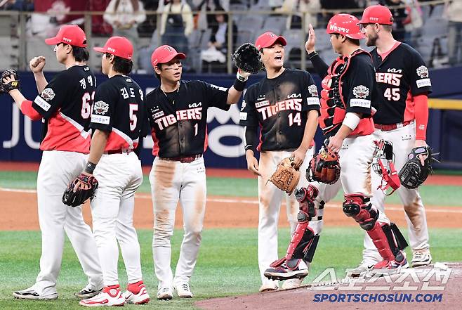 3연패 뒤 2연승! KIA가 키움에 승리했다. 경기 종료 후 승리의 기쁨을 나누고 있는 KIA 선수들.