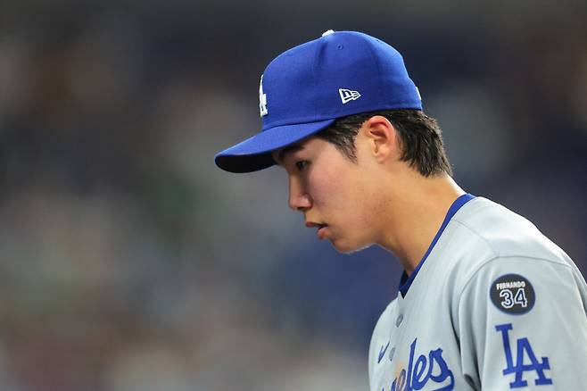 메이저리그 콜업 이후 '멀티히트 경기'에 이어 '2경기 연속안타' 등으로 선전하며 '빅리그 장기체류' 기대감을 높였던 김혜성(26·LA다저스)앞에 커다란 비상신호가 켜졌다. 단순히 안타를 치고, 못 치고의 문제가 아니다. 메이저리그에 어울리는 안정적인 플레이를 보여주지 못했기 때문이다.
1루 주자로 나가서는 허무하게 투수 견제에 걸려 아웃됐다. 유격수로서는 백핸드 포구를 제대로 하지 못해 만루 위기를 자초했다. 이런 플레이 이후 나온 타석에서는 허무하게 3구 삼진으로 물러났다. 긴장감을 떨어내지 못한 전형적인 '초짜'의 모습이다.
<저작권자(c) 연합뉴스, 무단 전재-재배포, AI 학습 및 활용 금지>