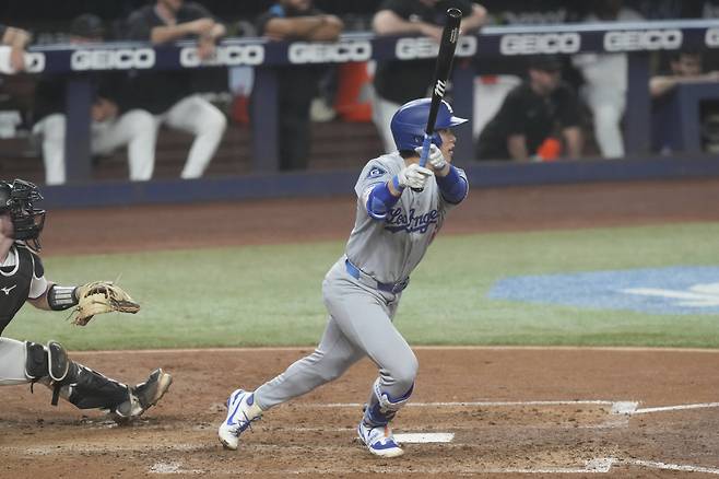 메이저리그 콜업 이후 '멀티히트 경기'에 이어 '2경기 연속안타' 등으로 선전하며 '빅리그 장기체류' 기대감을 높였던 김혜성(26·LA다저스)앞에 커다란 비상신호가 켜졌다. 단순히 안타를 치고, 못 치고의 문제가 아니다. 메이저리그에 어울리는 안정적인 플레이를 보여주지 못했기 때문이다.
1루 주자로 나가서는 허무하게 투수 견제에 걸려 아웃됐다. 유격수로서는 백핸드 포구를 제대로 하지 못해 만루 위기를 자초했다. 이런 플레이 이후 나온 타석에서는 허무하게 3구 삼진으로 물러났다. 긴장감을 떨어내지 못한 전형적인 '초짜'의 모습이다.
<저작권자(c) 연합뉴스, 무단 전재-재배포, AI 학습 및 활용 금지>