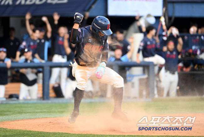 앞섶에 흙먼지가 없으면 어색한 황성빈의 세리머니. 스포츠조선DB
