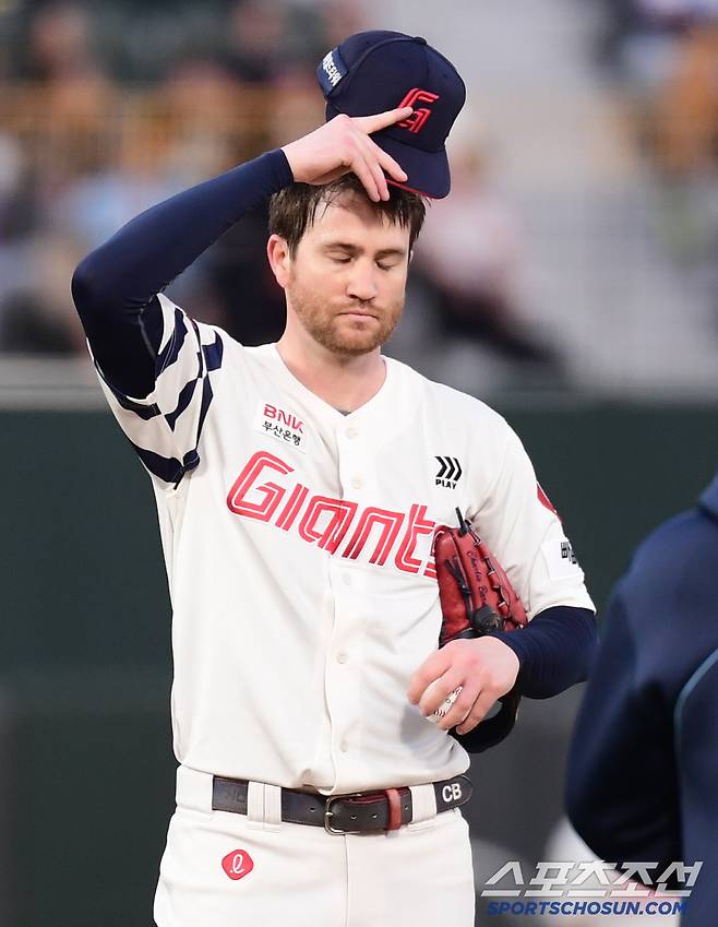23일 부산 사직야구장에서 열린 롯데와 한화의 경기. 1회초 5실점을 허용한 롯데 선발 반즈. 부산=송정헌 기자songs@sportschosun.com/2025.04.23/