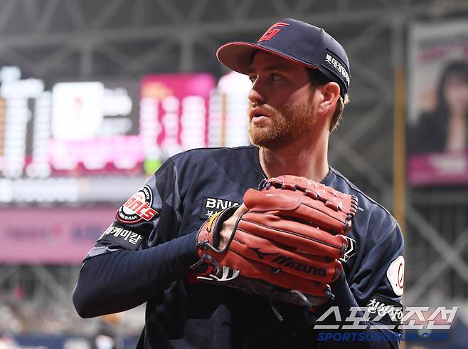 29일 서울 고척스카이돔에서 열린 롯데-키움전. 선발투수 반즈가 몸을 풀고 있다. 고척=정재근 기자 cjg@sportschosun.com/2025.4.29/