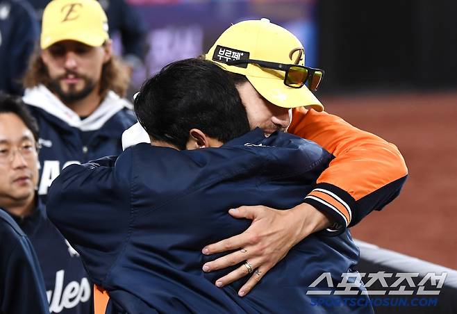 7일 대전 한화생명볼파크에서 열린 삼성-한화전. 6이닝 2실점으로 투구를 마친 문동주가 폰세의 축하를 받고 있다  대전=정재근 기자 cjg@sportschosun.com/2025..5.7/