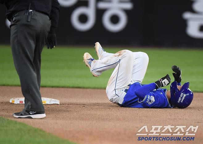 7일 대전 한화생명볼파크에서 열린 삼성-한화전. 6회초 1사 1, 2루 김태근 타석. 문동주의 폭투 때 1루주자 이재현이 2루로 뛰었지만 아웃되고 있다  대전=정재근 기자 cjg@sportschosun.com/2025..5.7/