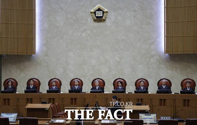 판사 출신 일색인 대법원과 헌법재판소 인선을 두고 사법의 다양성 부족 문제가 꾸준히 제기되고 있다. 조희대 대법원장을 비롯한 대법관들이 지난 1일 오후 더불어민주당 이재명 대선 후보의 공직선거법 사건 전원합의체 선고를 위해 서울 서초구 대법원 대법정에 입장해 있다. /사진공동취재단