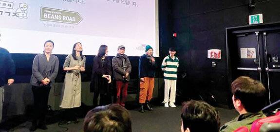 두 아이가 초등학교 들어가기 전 남해안 바닷가에서 단란한 한때(위).&nbsp;서울독립영화제 장편경쟁 부문에 노미네이트됐던 첫 장편영화 ‘뿌리이야기’의 관객과의 대화 행사에 참여한 이향란 씨가 마이크를 들고 얘기하고 있다. 비니와 카고바지를 매치한 패션 감각이 돋보인다.&nbsp;