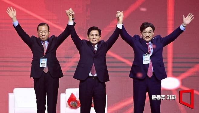 국민의힘 김문수 대선 후보가 3일 경기 일산 킨텍스에서 열린 제5차 전당대회에서 권영세 비대위원장, 권성동 원내대표와 기념촬영을 하고 있다. 윤동주 기자
