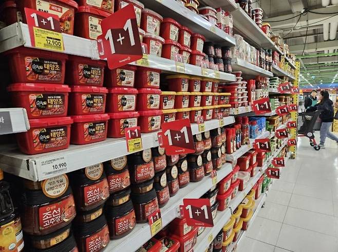 홈플러스 매장 매대 곳곳에 붉은색의 '1+1' 팻말이 붙어 있다. 사진=박재현 기자