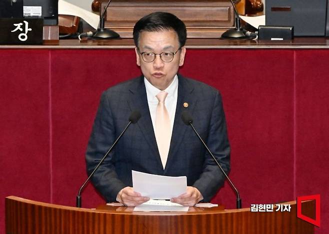 최상목 경제부총리 겸 기획재정부 장관이 28일 국회에서 열린 예산결산특별위원회에서 제안설명을 하고 있다. 이날 회의에는 정부가 제출한 12조 2천억원의 추가경정예산(추경)안을 심사하는 종합정책질의를 진행한다. 2025.4.28 김현민 기자