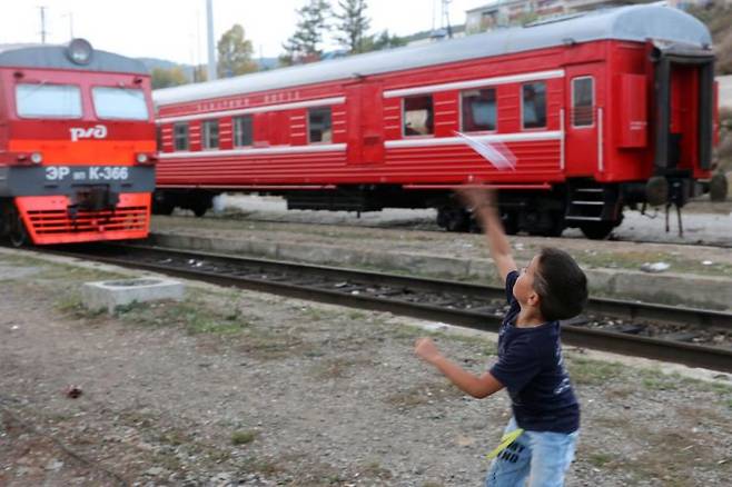 시베리아 횡단 열차가 지나는 역에 기차가 서자 어린 여행객이 내려 종이비행기를 날리고 있다. 이 사진도 "어떻게 찍었느냐"는 질문을 받았다. (러시아 힐로크, 2016) 허영한 기자