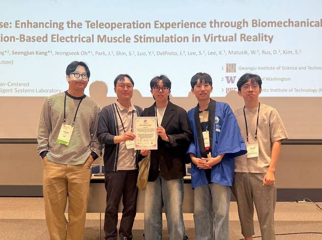 TelePulse 개발팀이 CHI 2025 학회장에서 Best Paper Award 상장을 받고 있다. 지스티 제공