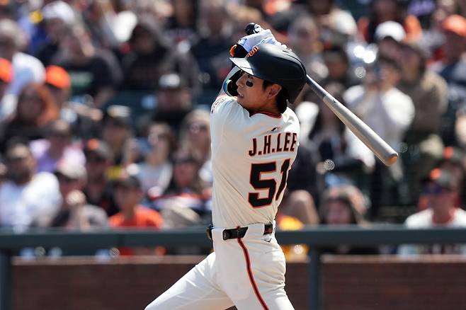 4일(한국 시각) 미국 캘리포니아주 샌프란시스코 오라클파크에서 열린 메이저리그(MLB) 경기. 샌프란시스코 자이언츠의 중견수 이정후가 콜로라도 로키스를 상대로 6회말 1사 만루 상황에서 중전 적시타를 때리고 있다. /Imagn Images 연합뉴스