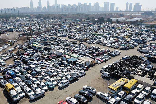 Used car exports jumped over 50% in the first quarter to 166,000 units, driven by stronger brand recognition of Hyundai and Kia, a favorable exchange rate, and rising demand from the Middle East. Pictured: Rows of used cars await shipment at the export complex in Incheon’s former Songdo Amusement Park area. /Yonhap News
