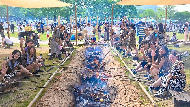 '구석기 축제'에선 구석기 패션쇼와 공연, 먹을 거리들이 기다린다. 사진은 '연천 구석기 축제'의 '구석기 바비큐'. / 연천군
