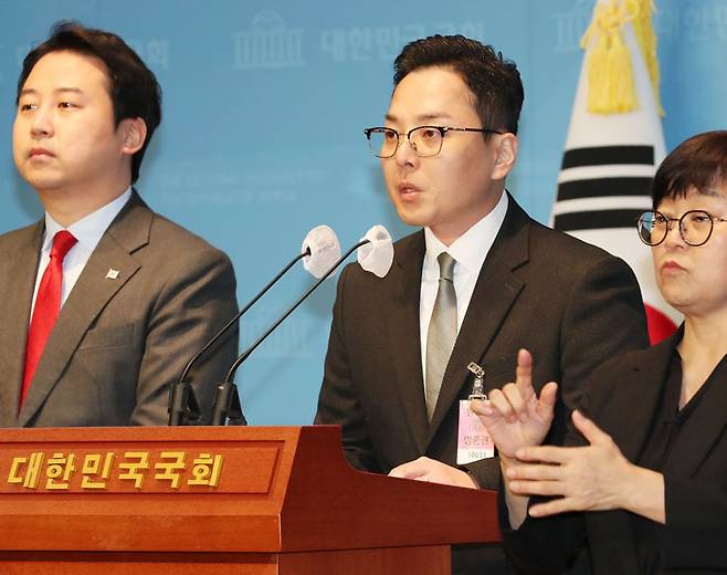 더불어민주당 이재명 대표의 아내 김혜경씨의 '경기도 법인 카드 불법 유용 의혹'을 공익신고한 전직 경기도 공무원 조명현씨가 2023년 10월 국회에서 기자회견을 하고 있다. /이덕훈 기자