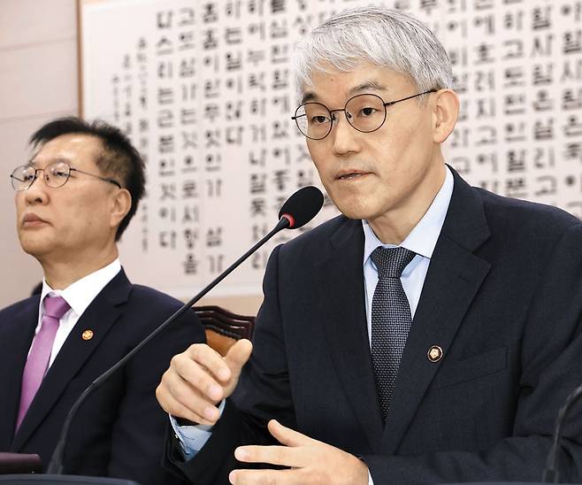 천대엽 법원행정처장이 2일 국회 법제사법위원회 전체회의에 참석해 질의에 답하고 있다. /뉴스1