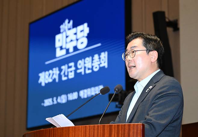 박찬대 대표 더불어민주당 직무대행 겸 원내대표가 4일 서울 여의도 국회에서 열린 긴급 의원총회에서 발언하고 있다./ 고운호 기자