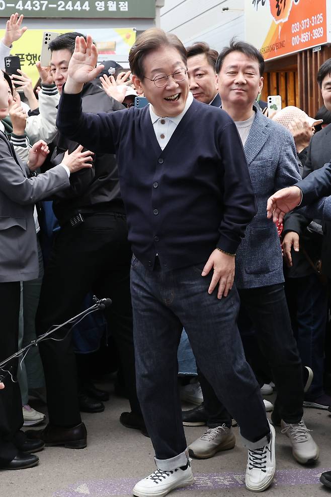 이재명 더불어민주당 대선 후보가 4일 청바지·스니커즈 차림으로 강원 영월군 영월서부시장을 방문한 모습. 그는 이곳에서 “저는 힘이 넘치니까 제 걱정은 하지 마시고, 여러분이 힘을 내서 여러분이 원하는 세상을 꼭 만드시기 바란다”고 했다./연합뉴스