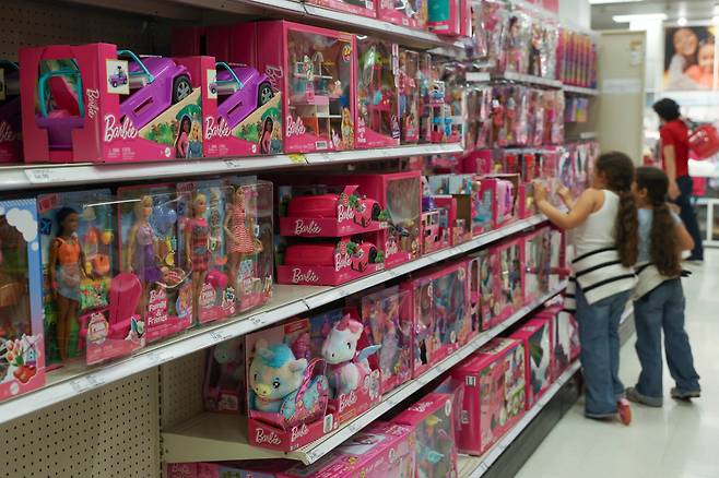 미국 뉴욕 브루클린 한 매장에 전시된 마텔의 바비 인형 제품들. /EPA 연합뉴스