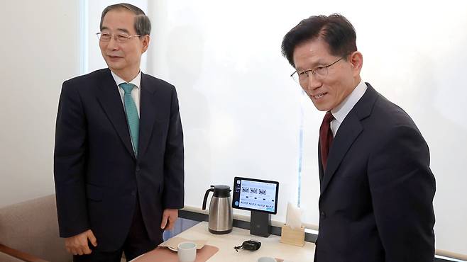 국민의힘 김문수(오른쪽) 대선 후보와 무소속 한덕수 대선 예비 후보가 7일 서울 종로구의 한 식당에서 만나고 있다. /박성원 기자