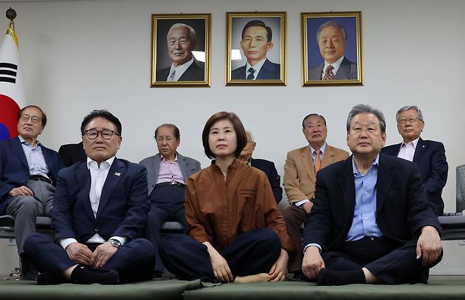 김무성(앞줄 오른쪽), 유준상 국민의힘 상임고문과 김미애(가운데) 의원이 7일 오후 서울 여의도 중앙당사에서 김문수 당 대선후보와 한덕수 무소속 대선 예비후보간 단일화를 촉구하는 단식 농성을 하고 있다. /뉴시스