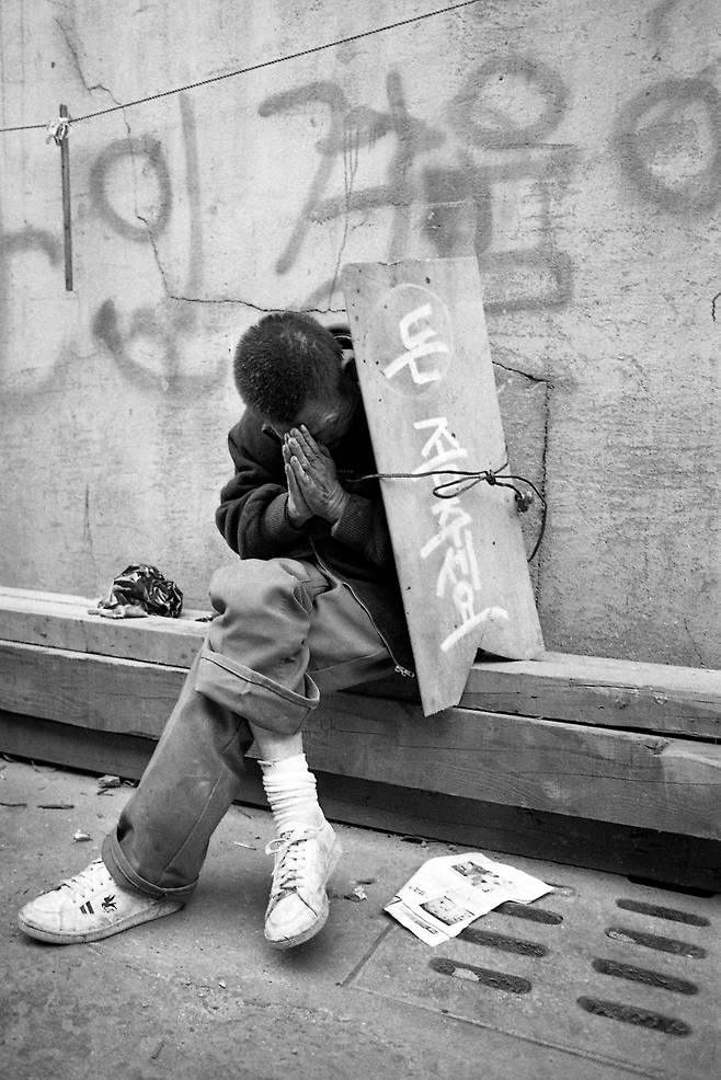 1988년 부산 서면. 당시엔 부산 거리에도 걸인들을 자주 볼 수 있었다./ 사진가 문진우