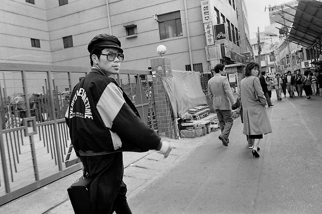 1985년 부산 중앙동, 한 청년이 카메라 셔터소리를 듣고 돌아보고 있다./ 사진가 문진우