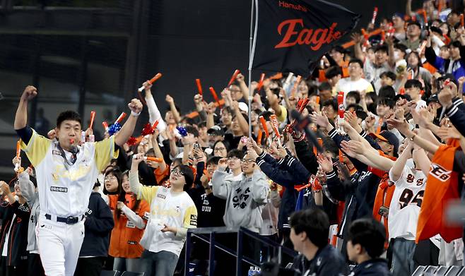 7일 대전 한화생명볼파크에서 열린 프로야구 한화-삼성전. 홈 한화 팬들이 9연승을 앞두고 환호하며 응원을 펼치고 있다. /뉴스1