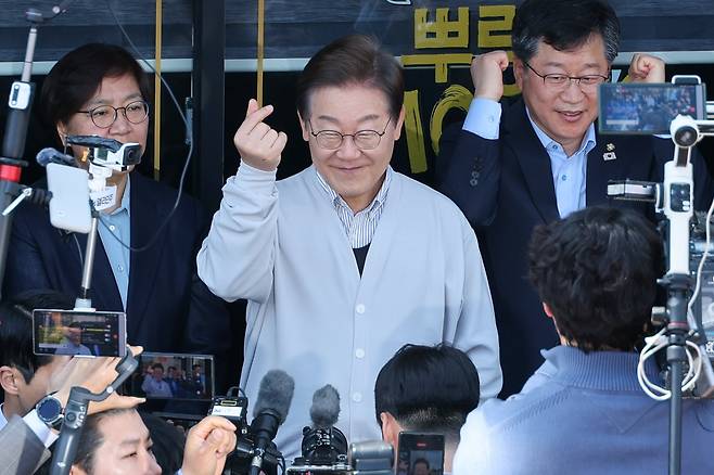 이재명 더불어민주당 대통령 후보가 2차 골목골목 경청투어 마지막 날인 7일 오전 전북 진안군 진무로를 찾아 즉흥 연설을 하던 중 하트를 그리고 있다. /뉴스1